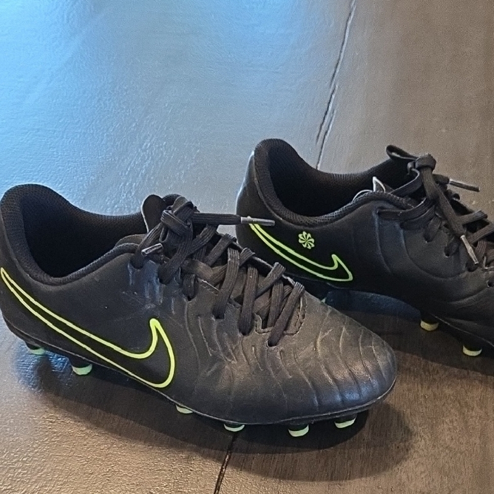 Nike Big Girl Black and Yellow Soccer Cleats